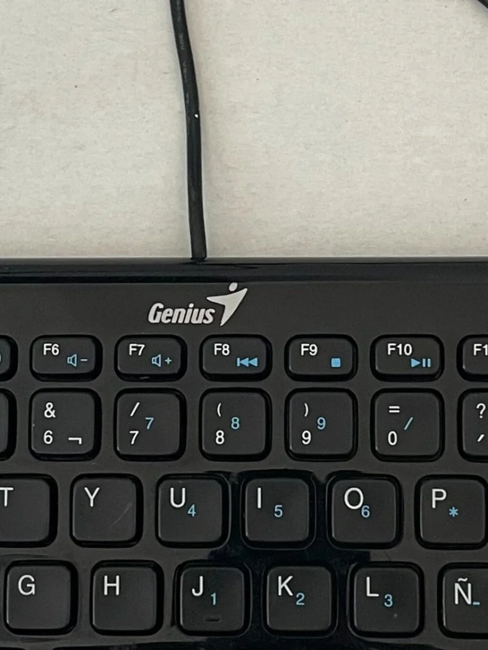 Genius LuxeMate i200 Compact Stylish Keyboard Spanish Version Includes the Ñ